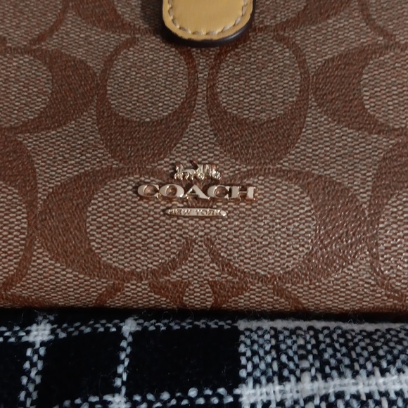 Coach - Picture 3 of 7